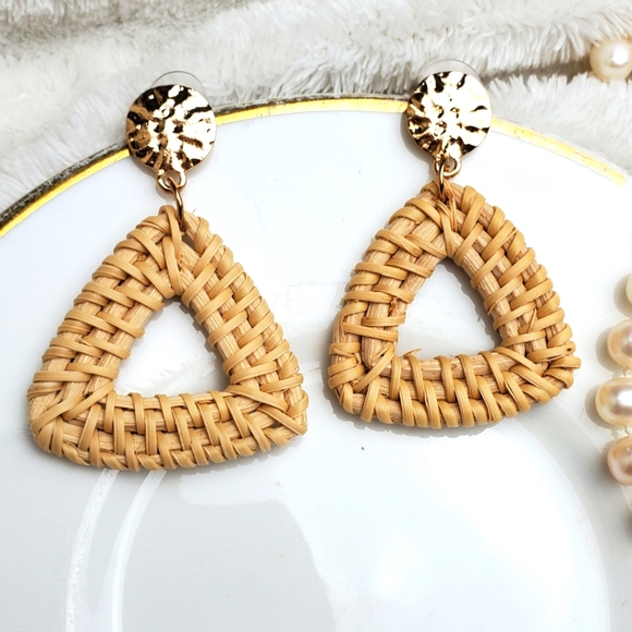 🌟5/$25 TRIANGLE RATTAN BOHO  EARRING - Picture 2 of 2